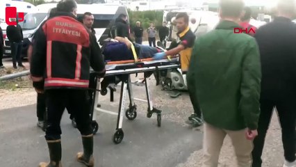 İşçi servis minibüsü aydınlatma direğine çarpıp devrildi; 13 yaralı