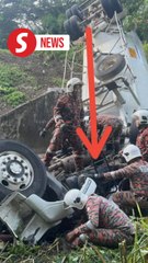 下载视频: Elderly man killed after pinned under cement tanker in Lahad Datu