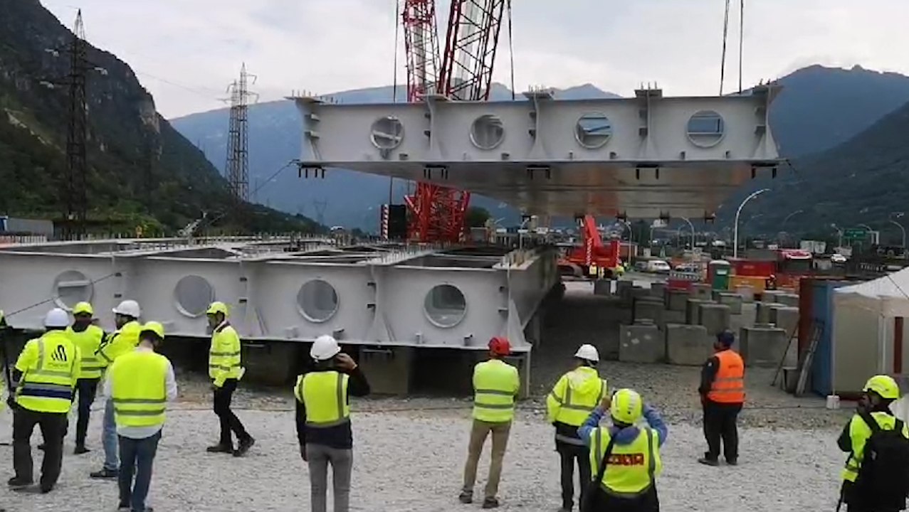 La posa del ponte per il nuovo casello di Ala/Avio: i lavori in un minuto