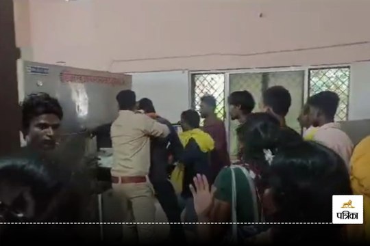 Durg Jail Video: दुर्ग जेल में बंदी की मौत पर बवाल, परिजनों ने पुलिस से किया धक्का-मुक्की, वीडियो वायरल..