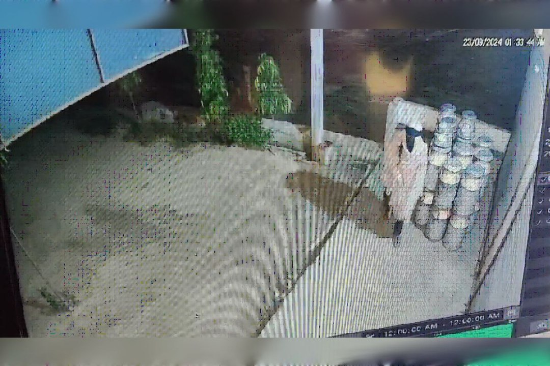 बानसूर: डेयरी से 32 खाली दूध के कैन चोरी, CCTV में कैद हुई घटना