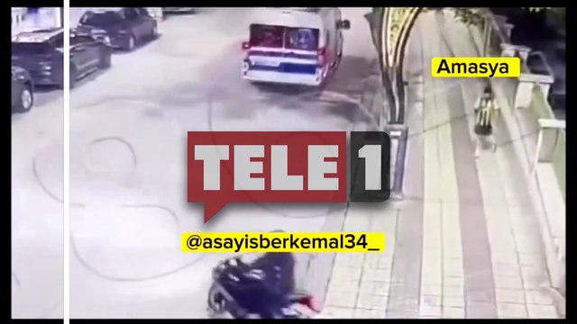 Ters şeride giren otomobil kaldırımdaki çocuğa çarptı!