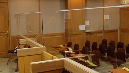 '피고인 피습' 서울남부지법, 법정보호막 시범 설치 / YTN