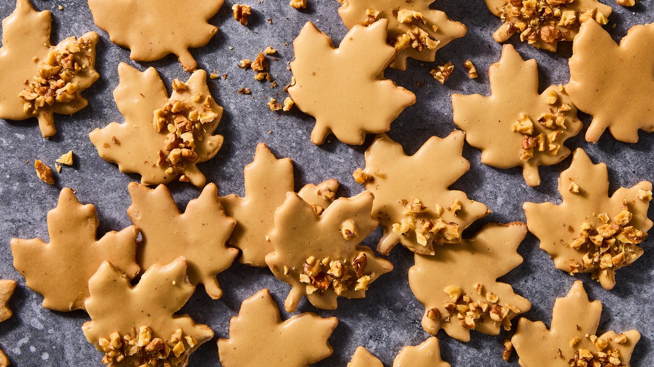 Glazed Maple Leaf Cookies Are The Perfect Maple Tree-t