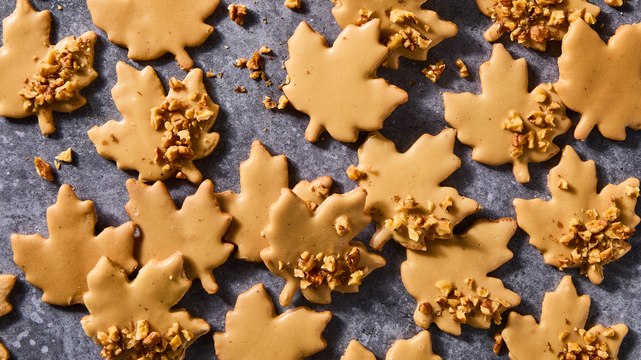 Glazed Maple Leaf Cookies Are The Perfect Maple Tree-t