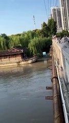 Cette maison sur l'eau ne passera pas sous le pont