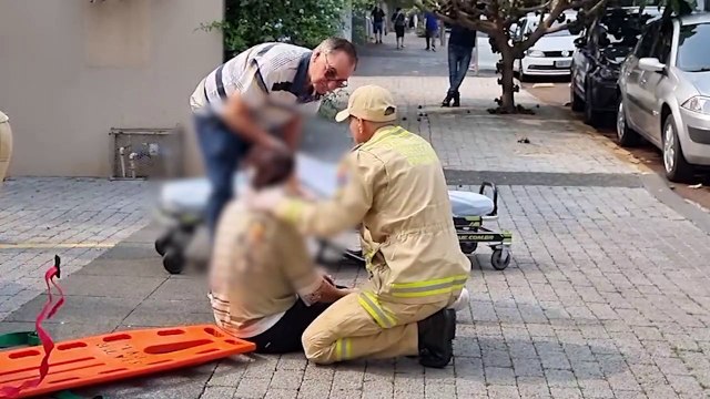 Mulher tropeça e cai na calçada na Rua Antônio Alves Massaneiro