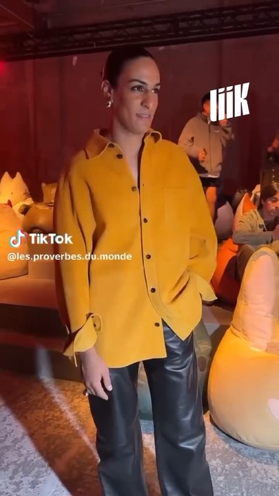 Imane Khelif une nouvelle fois sous les feux des projecteurs à la Milan Fashion Week chez Bottega Veneta. Ça ressemblait à ça ☝