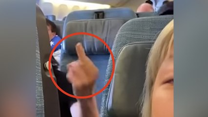 Acaban en la lista negra de la aerolínea por su comportamiento cuando la pasajera de delante reclina el asiento