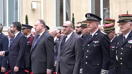 Primeiros passos de novo e pressionado governo da França