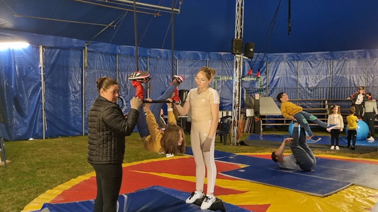 Côtes-d'Armor : un cirque dans l'école à Loudéac