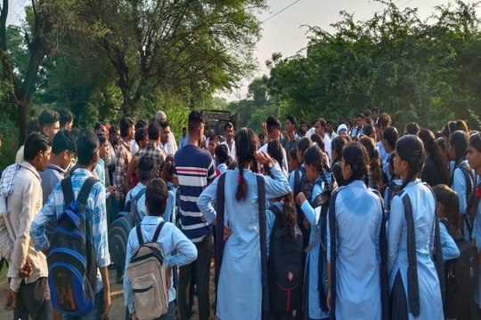  sawaimadhopur...प्रतियोगिता चयन में धांधली, छात्रा खिलाडिय़ों ने स्कूल गेट पर ठोका ताला