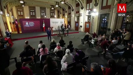 AMLO abraza a la escritora Elena Poniatowska, quien asistió a La Mañanera