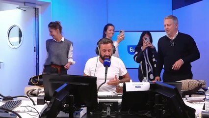 Pascal Praud rentre dans le studio pour célébrer l'anniversaire de Cyril Hanouna