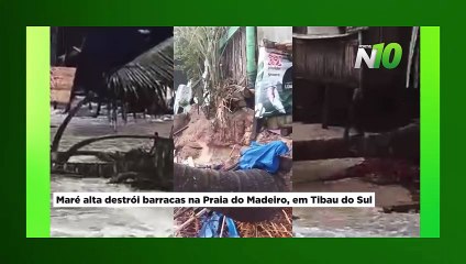 Maré alta destrói barracas na Praia do Madeiro, em Tibau do Sul