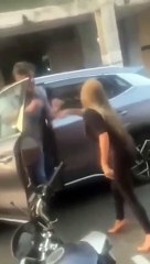 Kocasını başka kadınla arabada bastı! Öyle bir şey yaptı ki