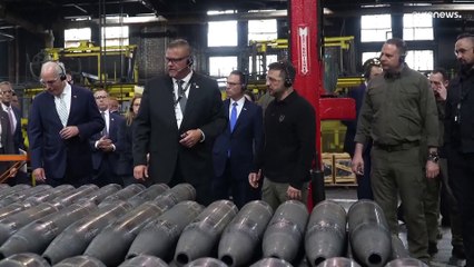 زيلينسكي يوقع اسمه على قذائف أمريكية لضربها على أهداف روسية ويقول للغرب.. هل من مزيد؟