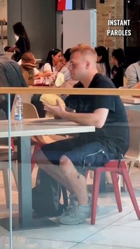 Cet homme ne pouvant pas se payer un repas au restaurant reçoit un geste précieux