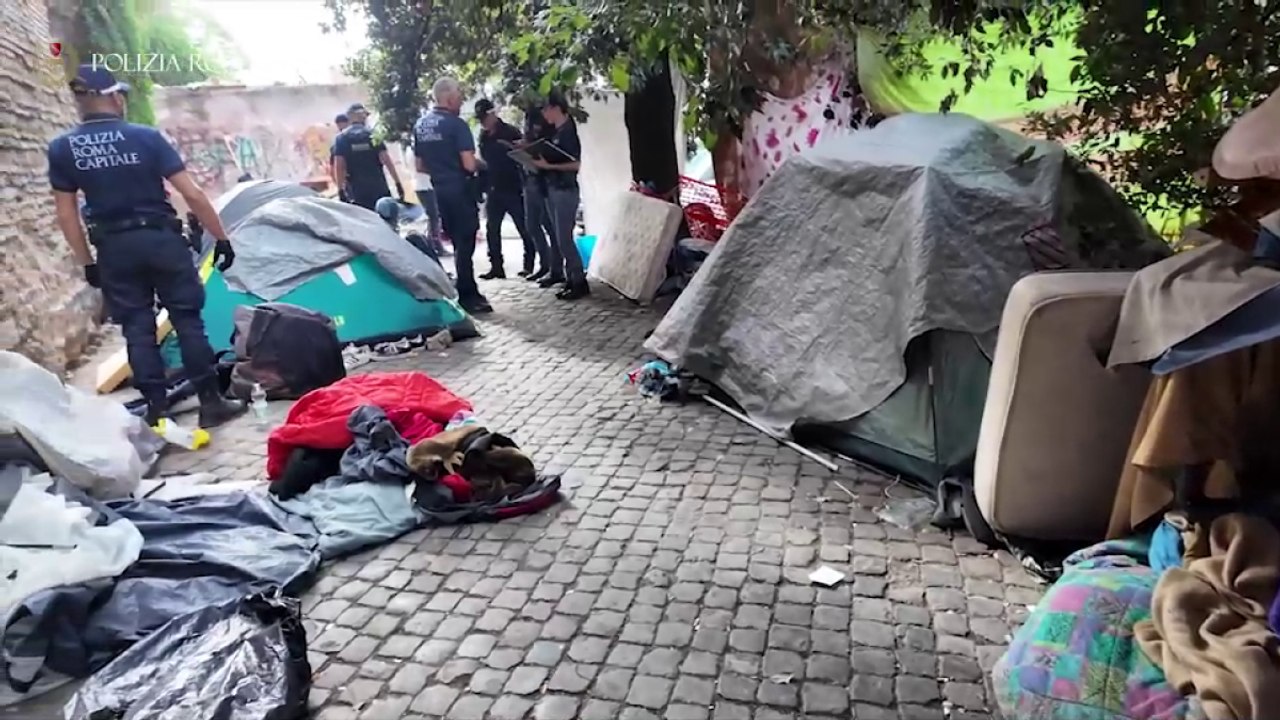 Roma, sgomberati due accampamenti abusivi fra Termini e Castro Pretorio: gli agenti rimuovono 30 tende