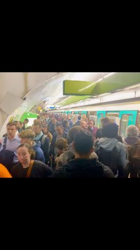 Les #jeuxolympiques2024 sont loins ! #métro et son #flot de #monde #paris2024 … vague #souvenir !