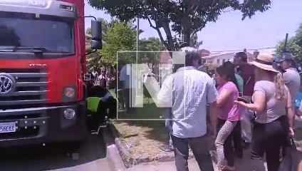 ¡Se resbaló de la jardinera! Una abuelita fue atropellada por camión de gaseosas