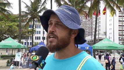 Projeto Surf Limpeza reune voluntários para multirão de limpeza na orla de Santos