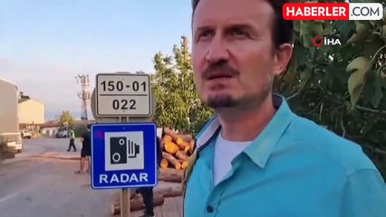 Bursa'da Kamyon Virajı Alamadı, Tomruklar Yola Saçıldı