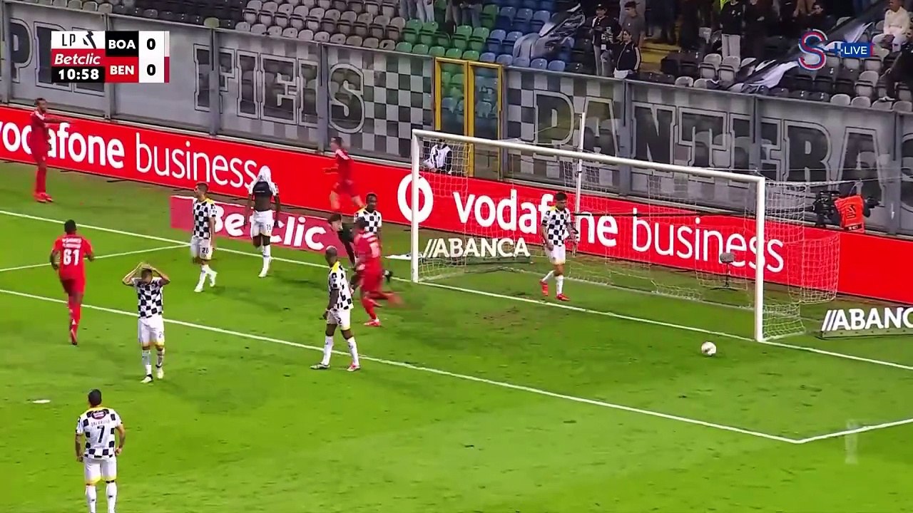  Kerem Aktürkoğlu Benfica taraftarını büyülemeye devam ediyor! Kerem'in pasında Pavlidis'e sadece dokunmak kaldı.