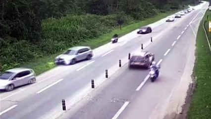 Vídeo mostra caminhoneiro embriagado dirigindo desgovernado em rodovia do litoral, vindo a matar um e ferir duas mulheres