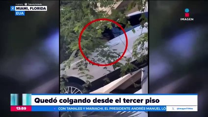 VIDEO: Mujer queda colgando desde el tercer piso
