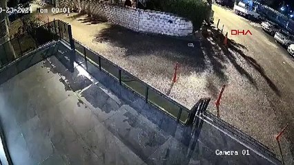 Otomobilin altında kalmaktan son anda kurtuldular; o anlar kamerada (VİDEO EKLENDİ)
