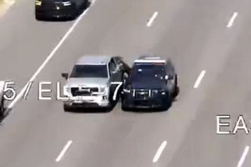 緊迫の瞬間を捉えた映像：車から飛び降り運転手を救った警官の勇敢な行動