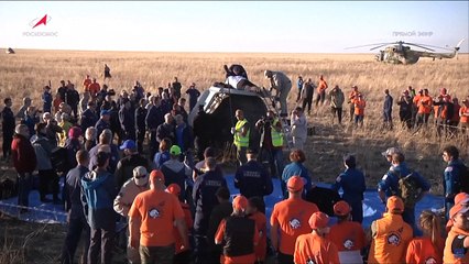 Nave Soyuz pousa após missão recorde à ISS