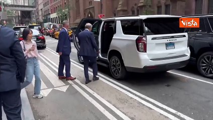 Bill Gates esce dall?hotel dove alloggia anche Giorgia Meloni a New York per l'Assemblea Onu