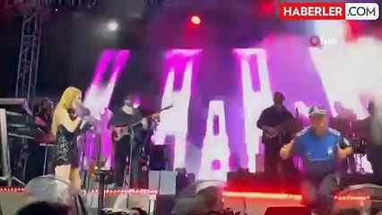 Derya Uluğ'un Konserinde Zabıta Şovu
