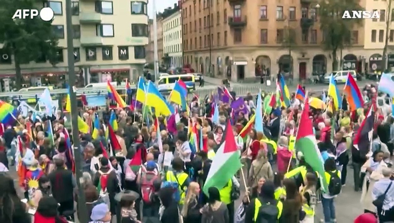 Svezia, anche Greta Thumberg tra i mille manifestanti di Stoccolma