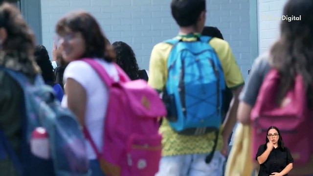 Governo quer proibir uso de celulares em escolas