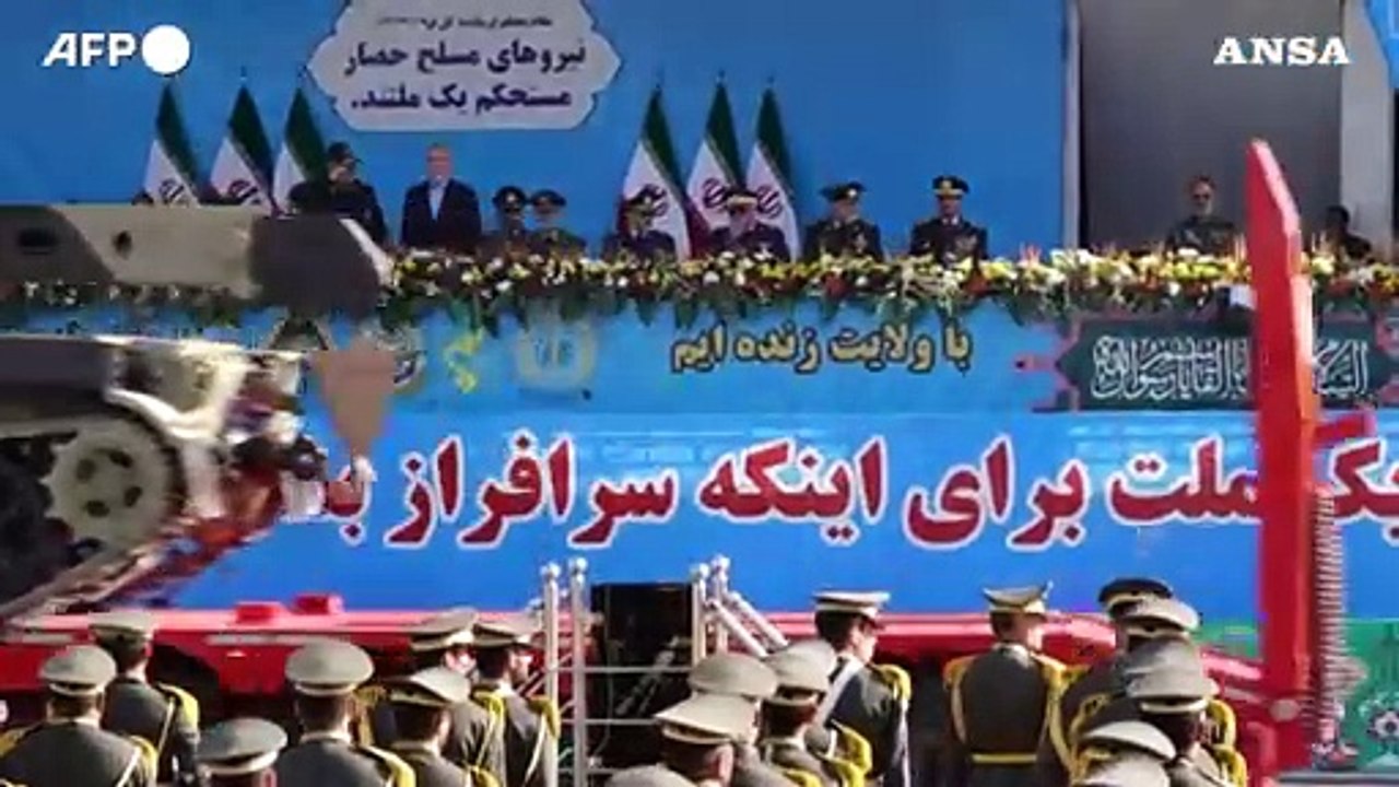 Iran, svelati missile e drone durante la parata delle forze armate