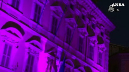 La facciata del Senato illuminata di viola per la Giornata dell'Alzheimer