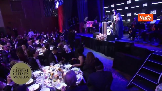 Meloni riceve Global Citizen Awward come prima donna premier in Italia. A premiarla, Elon Musk