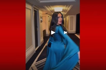 Salma Hayek derrocha sensualidad y belleza en entallado vestido azul platinado