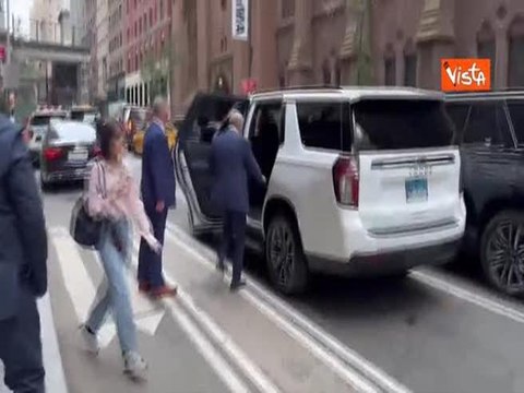 Bill Gates esce dall’hotel dove alloggia anche Giorgia Meloni a New York