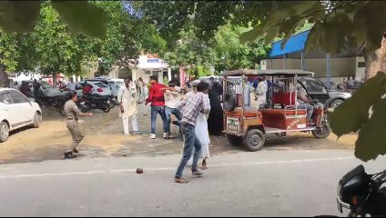 सहारनपुर पुलिस लाइन में जमकर चले लात घूसे वीडियो