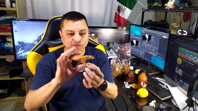 Comiendo #Camarones #Secos #gambas con #Clamato #Kermato #limon #Salsa #picante #mariscos #botanas