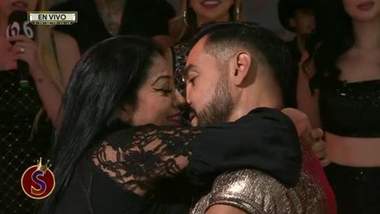 El apasionado beso de 'El Pana' y la mamá de 'Chucky'