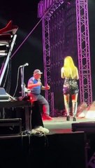 Derya Uluğ'un konserinde zabıta sahneyi ele geçirdi, dansıyla beğeni topladı