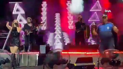 Derya Uluğ'un konserinde sahnede zabıta kıyafetiyle dans eden adam izleyenleri güldürdü