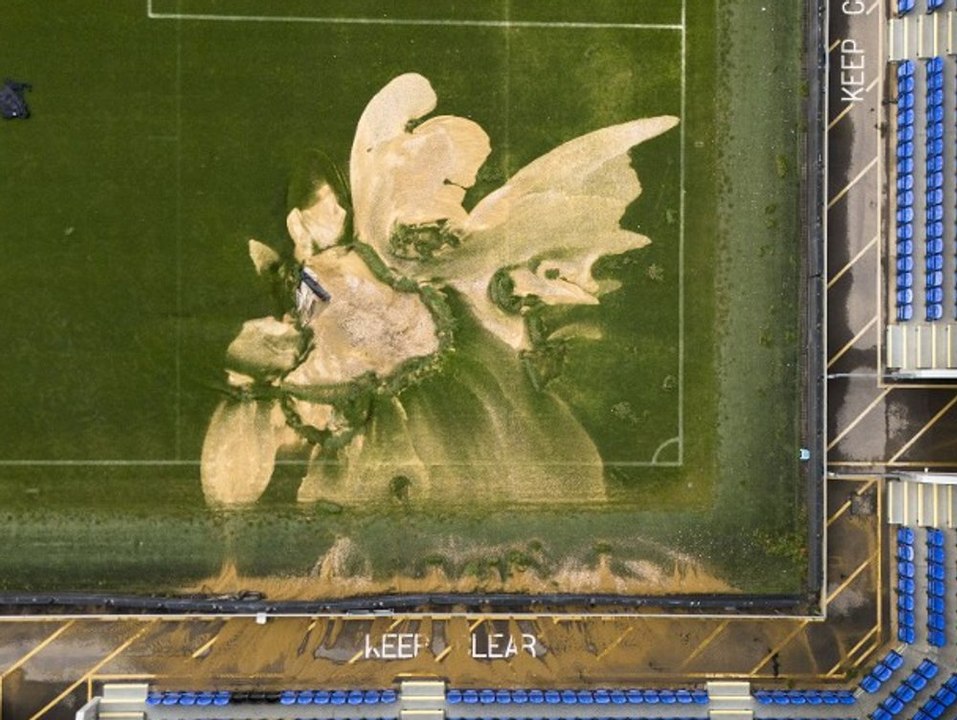 Riesiges Erdloch tut sich in Fußballfeld auf