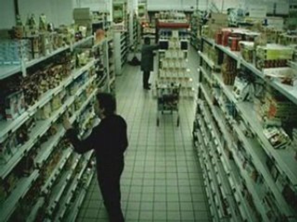 Lancer de boites de conserve au supermarché