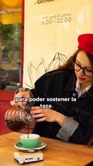 ¿Por qué el café se sirve con un plato debajo?